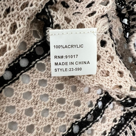 Solitaire Black and Cream Sleeveless Sweater
Crotchet Top M - Picture 6 of 7